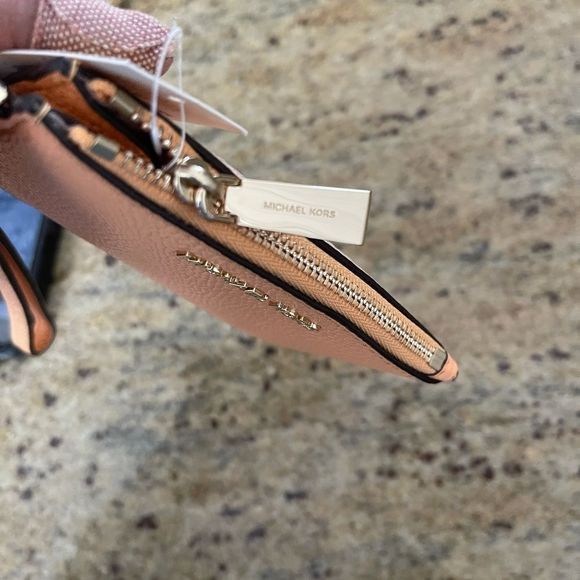 New mk 🥰 wristlet cardholder zip - Picture 2 of 4